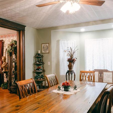 Ellinwood The Wolf Manor B&B 외부 사진