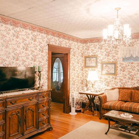 Ellinwood The Wolf Manor B&B 외부 사진