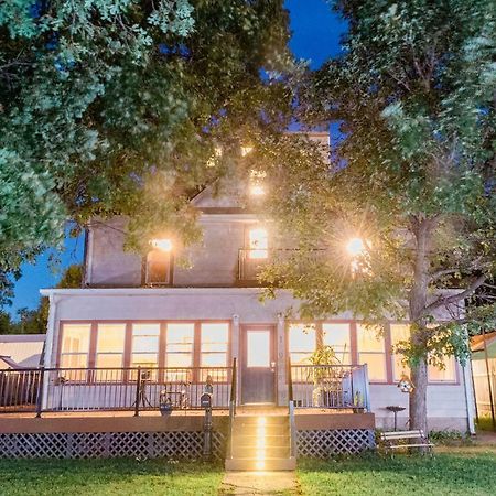 Ellinwood The Wolf Manor B&B 외부 사진