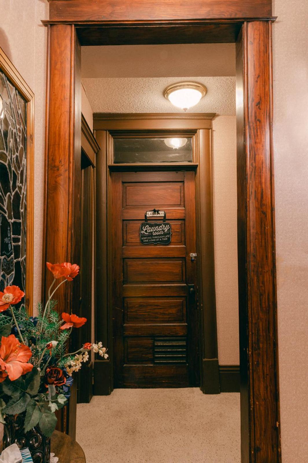 Ellinwood The Wolf Manor B&B 외부 사진