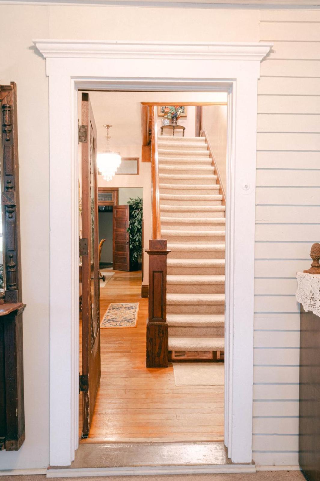 Ellinwood The Wolf Manor B&B 외부 사진