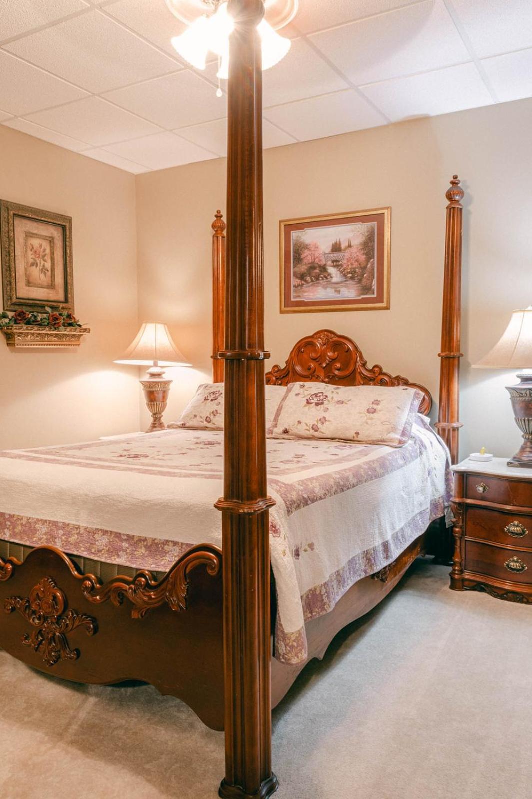Ellinwood The Wolf Manor B&B 외부 사진