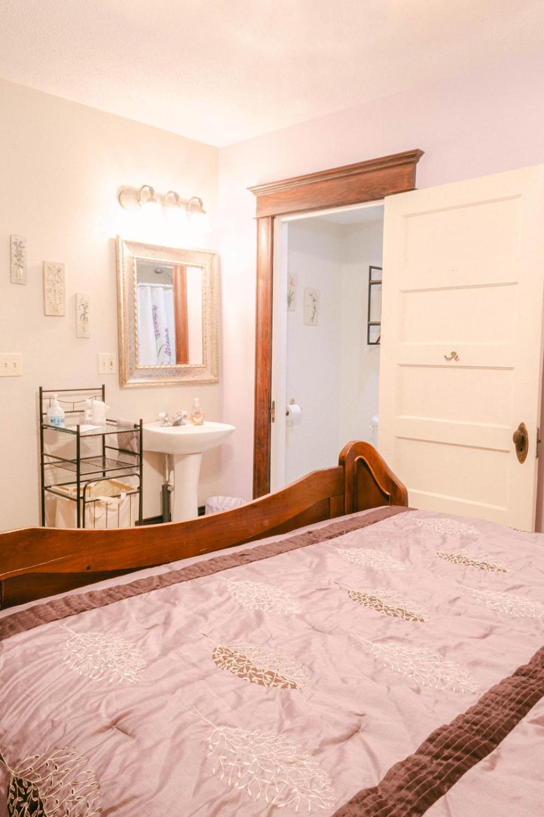 Ellinwood The Wolf Manor B&B 외부 사진