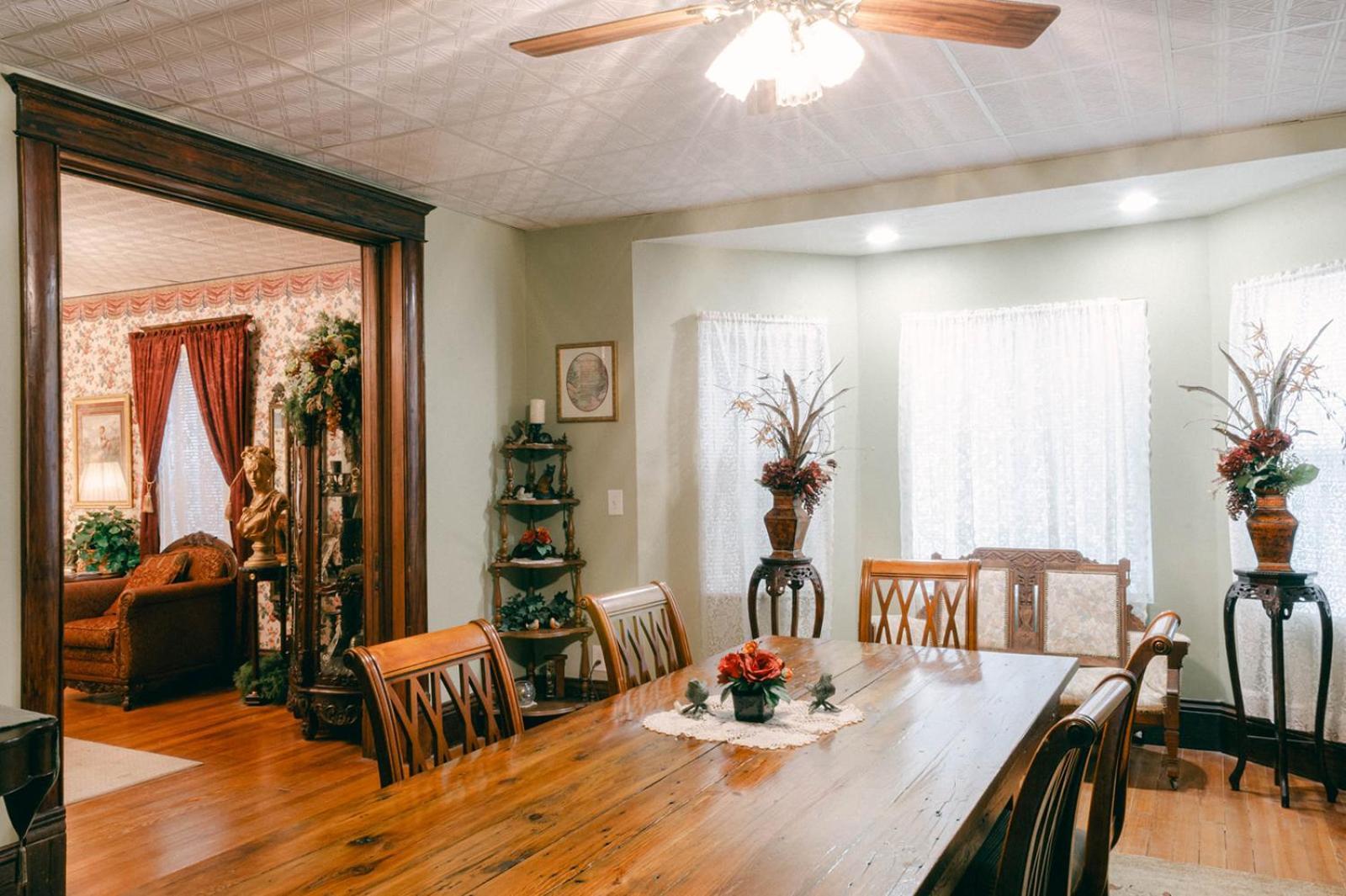 Ellinwood The Wolf Manor B&B 외부 사진