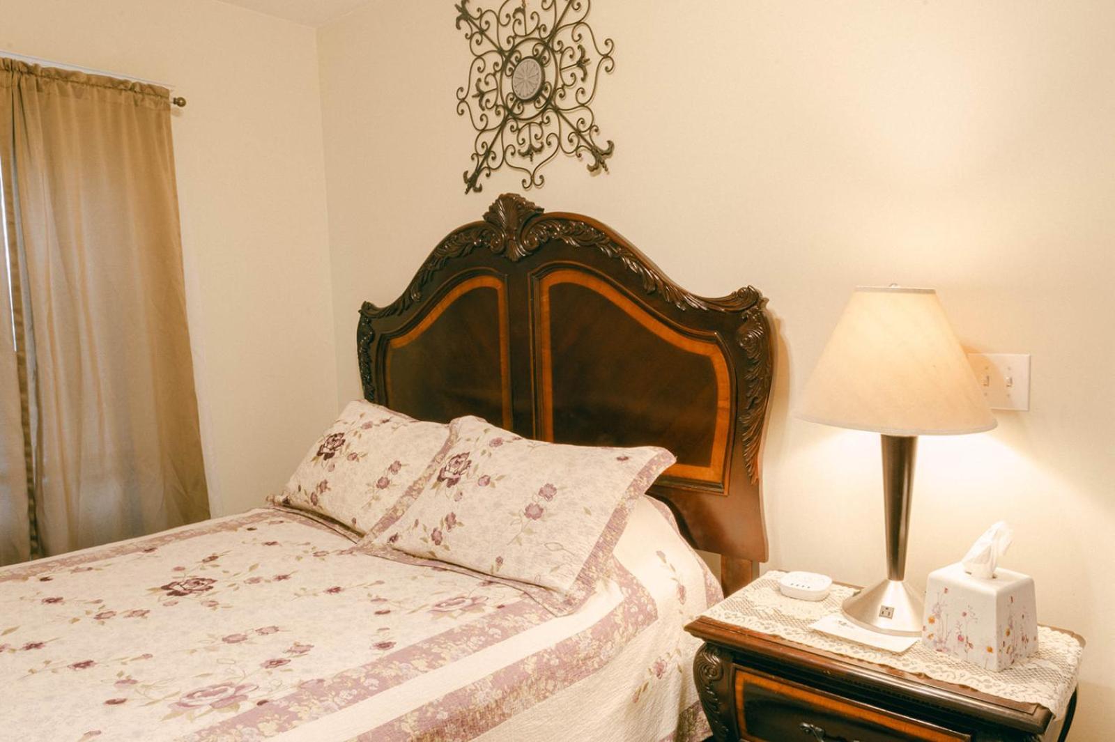 Ellinwood The Wolf Manor B&B 외부 사진