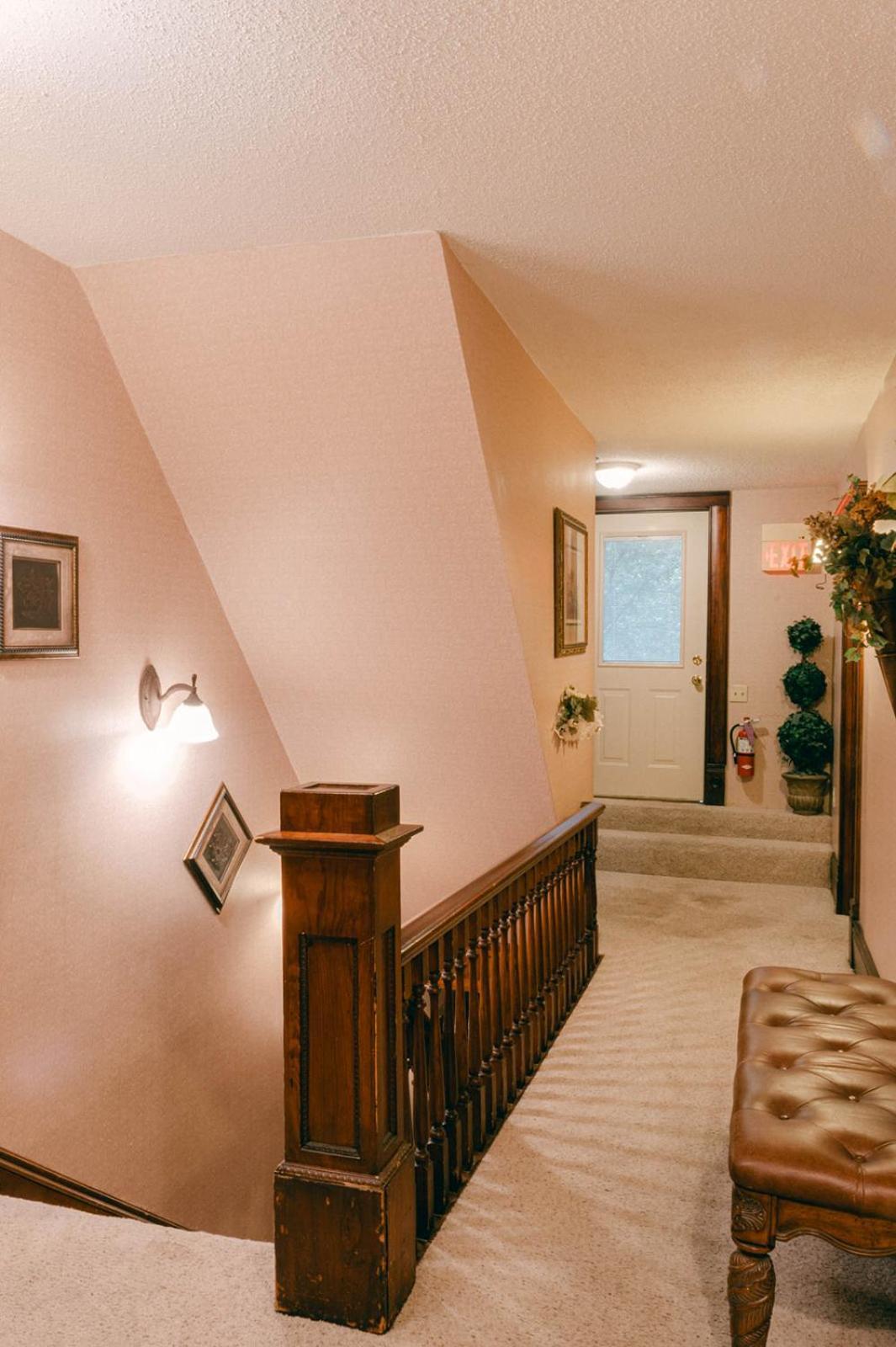 Ellinwood The Wolf Manor B&B 외부 사진