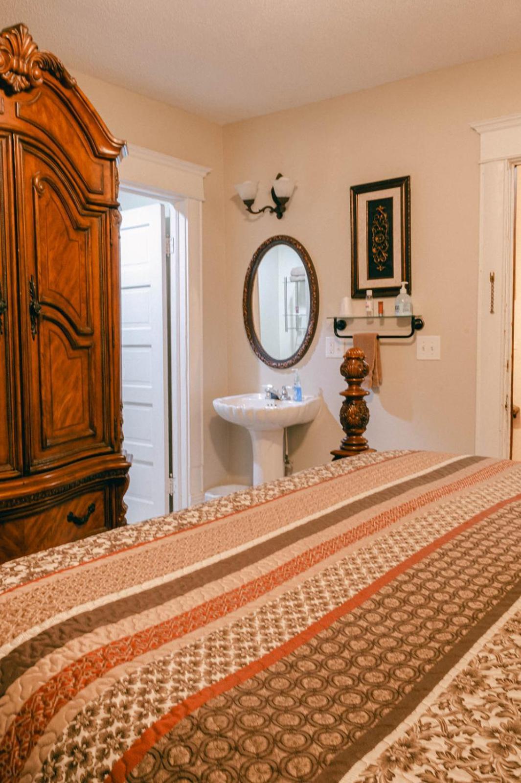 Ellinwood The Wolf Manor B&B 외부 사진