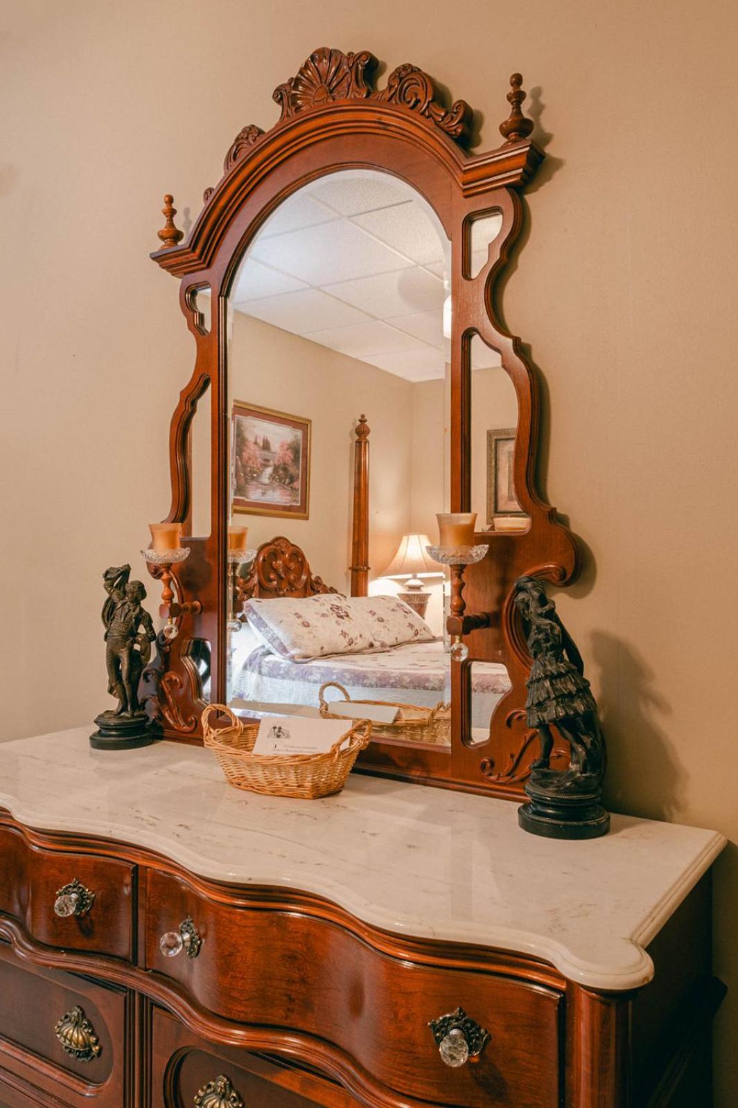 Ellinwood The Wolf Manor B&B 외부 사진