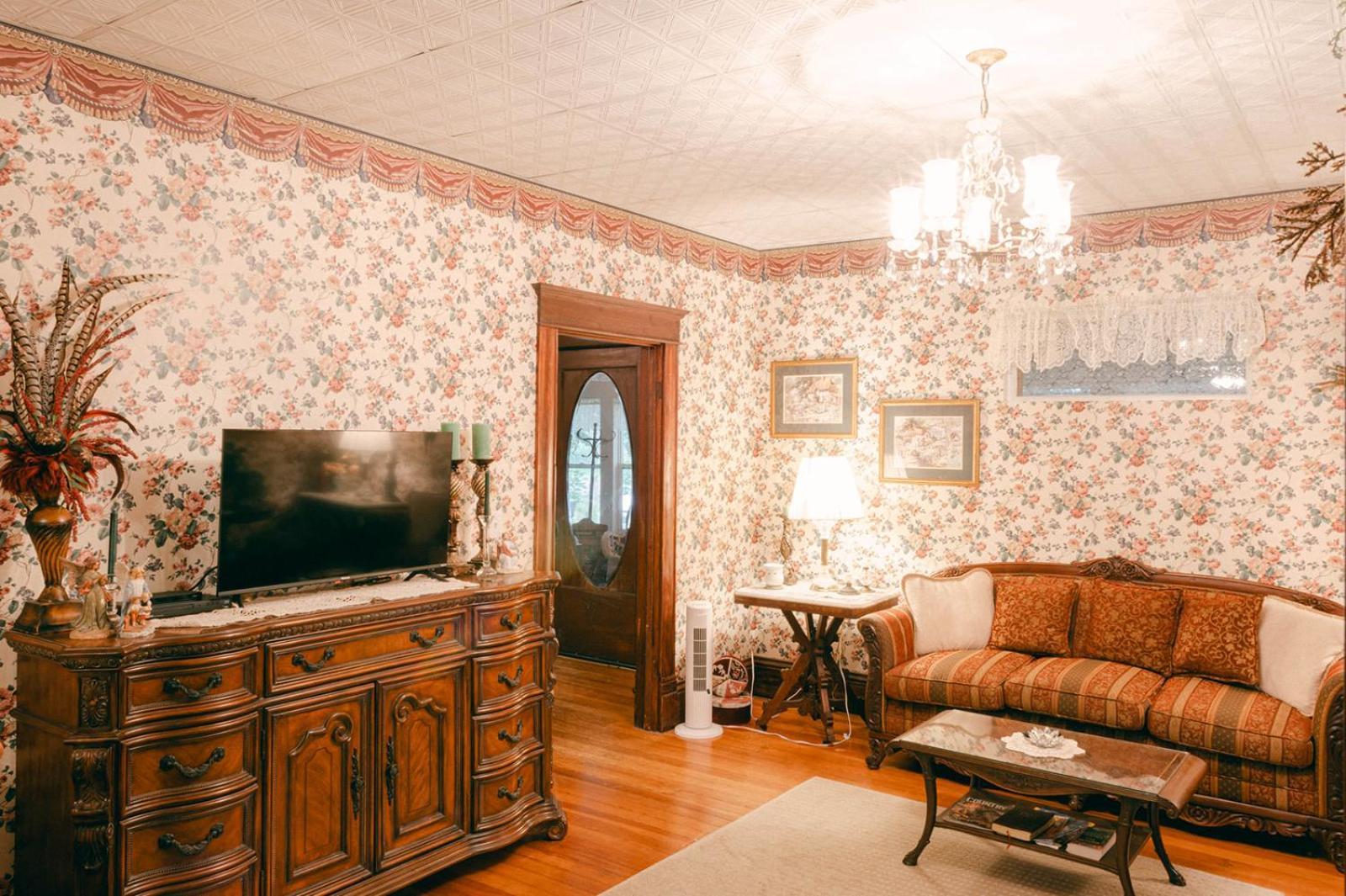 Ellinwood The Wolf Manor B&B 외부 사진