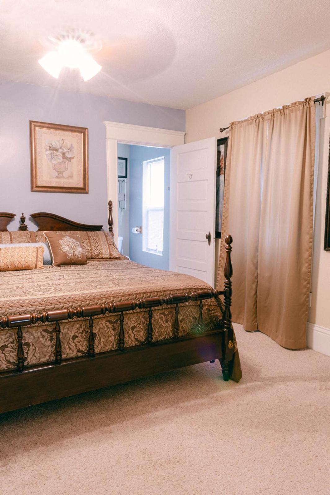 Ellinwood The Wolf Manor B&B 외부 사진