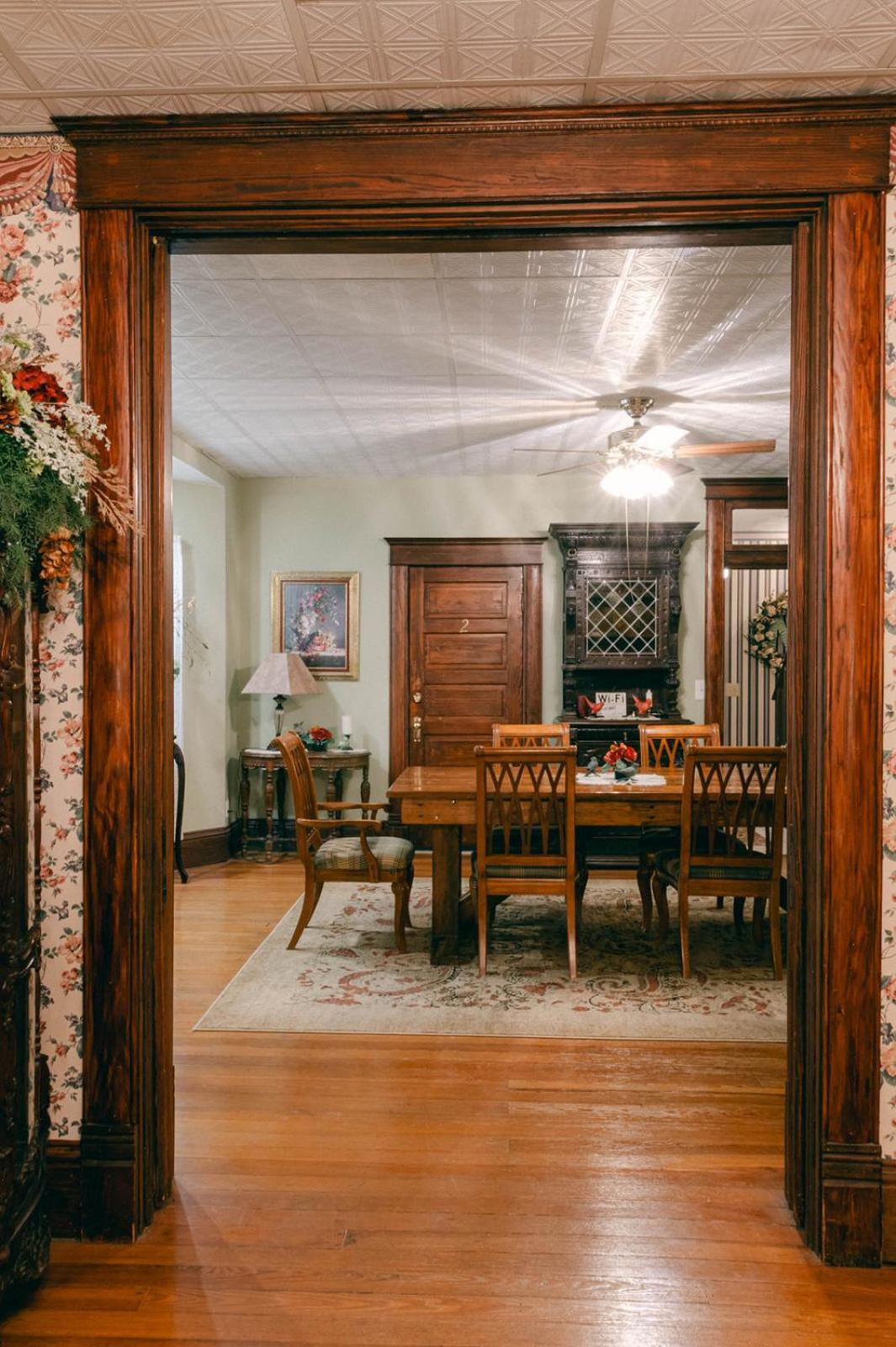 Ellinwood The Wolf Manor B&B 외부 사진