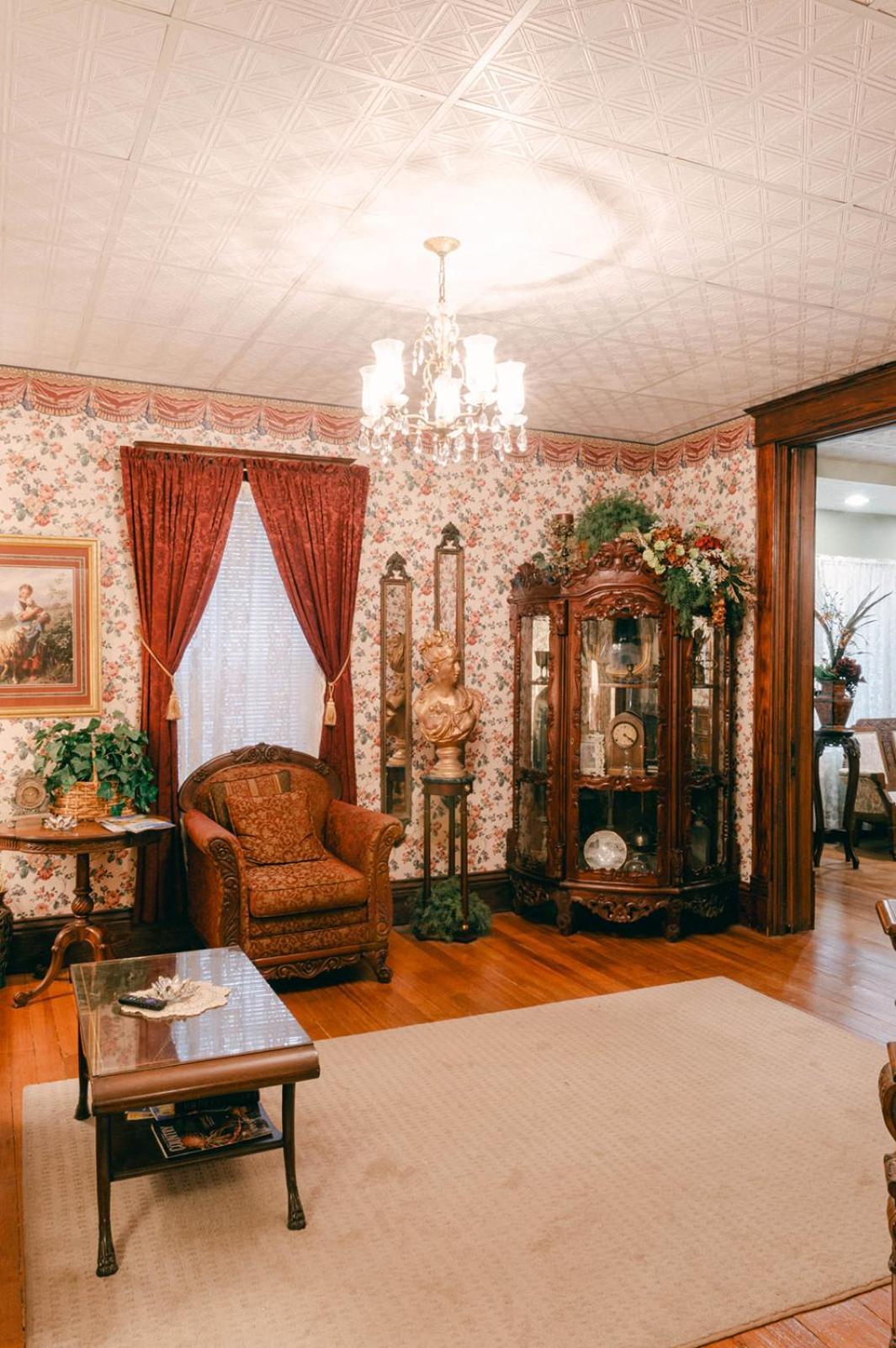Ellinwood The Wolf Manor B&B 외부 사진