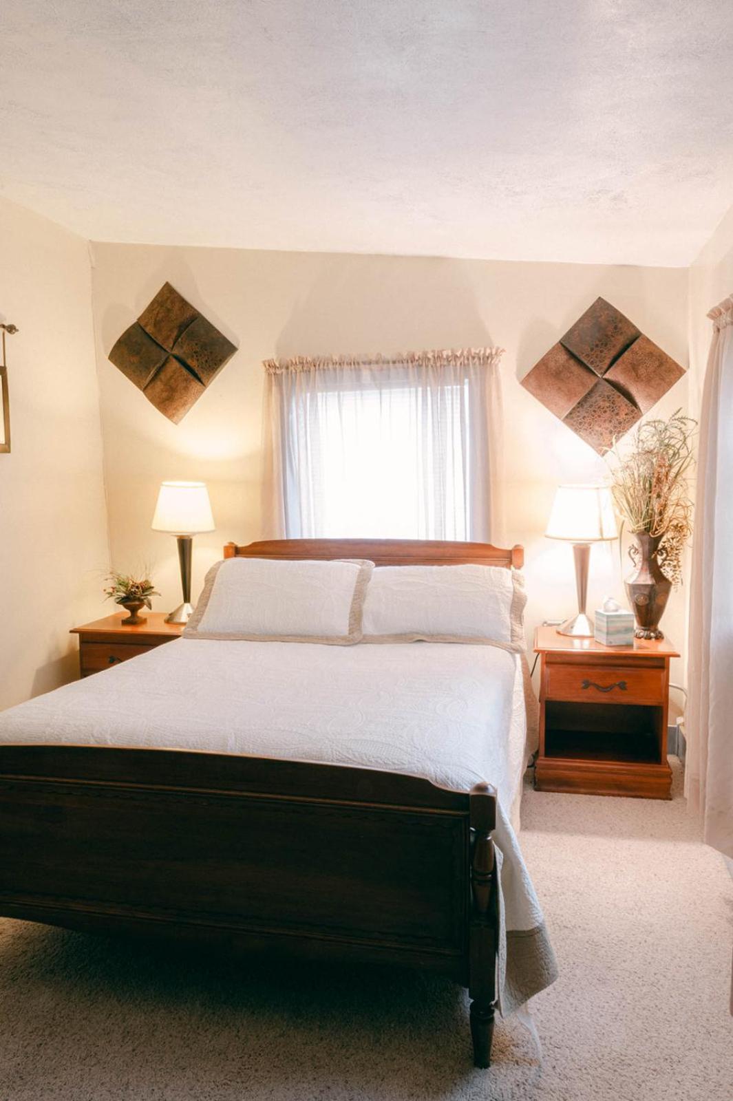 Ellinwood The Wolf Manor B&B 외부 사진