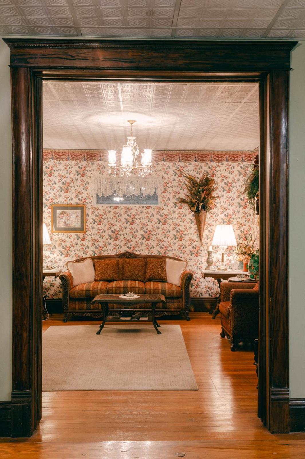 Ellinwood The Wolf Manor B&B 외부 사진
