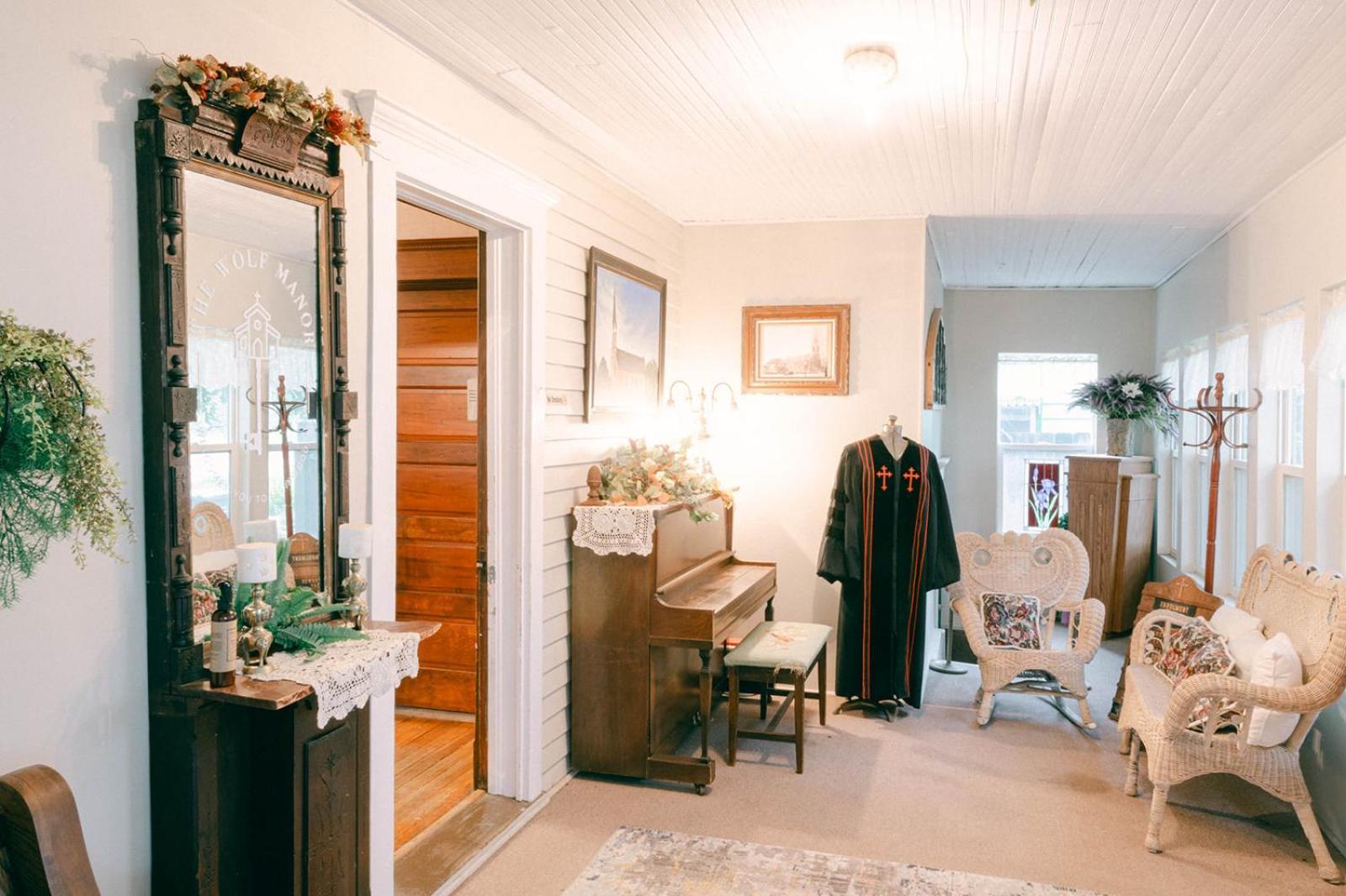 Ellinwood The Wolf Manor B&B 외부 사진