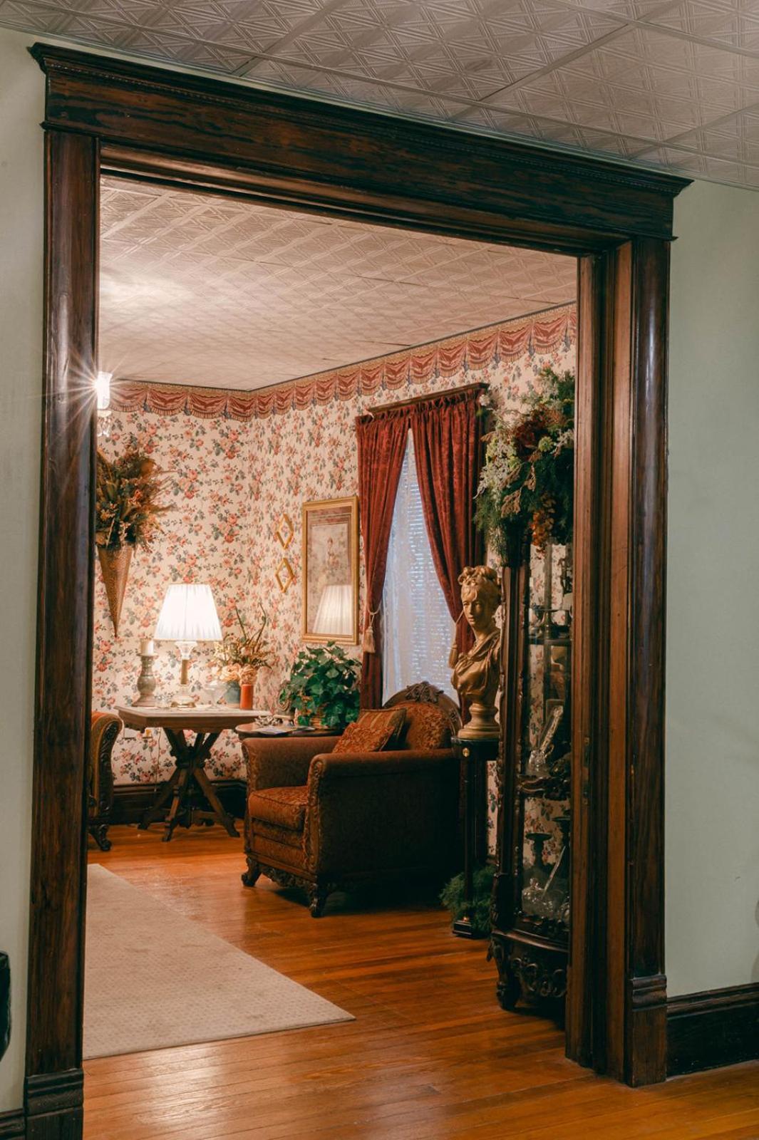 Ellinwood The Wolf Manor B&B 외부 사진