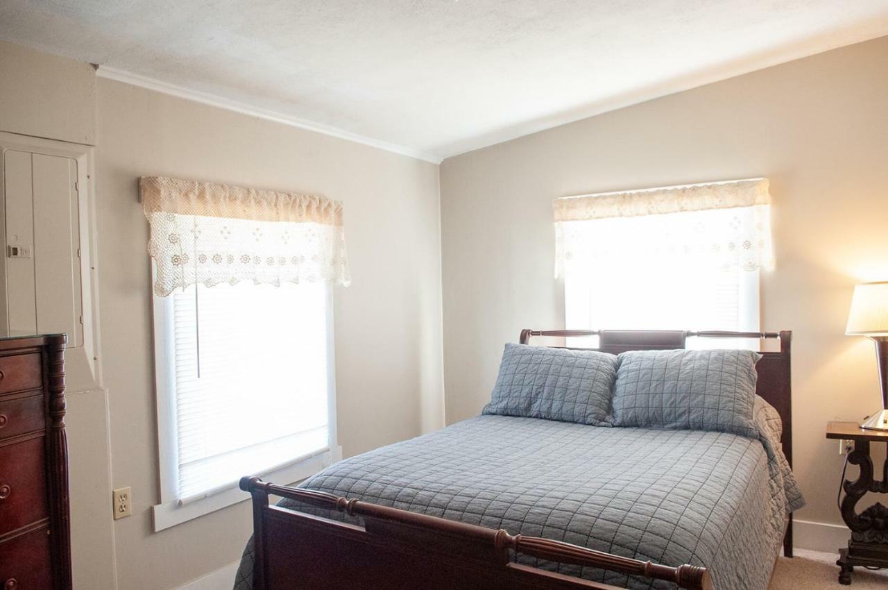 Ellinwood The Wolf Manor B&B 외부 사진