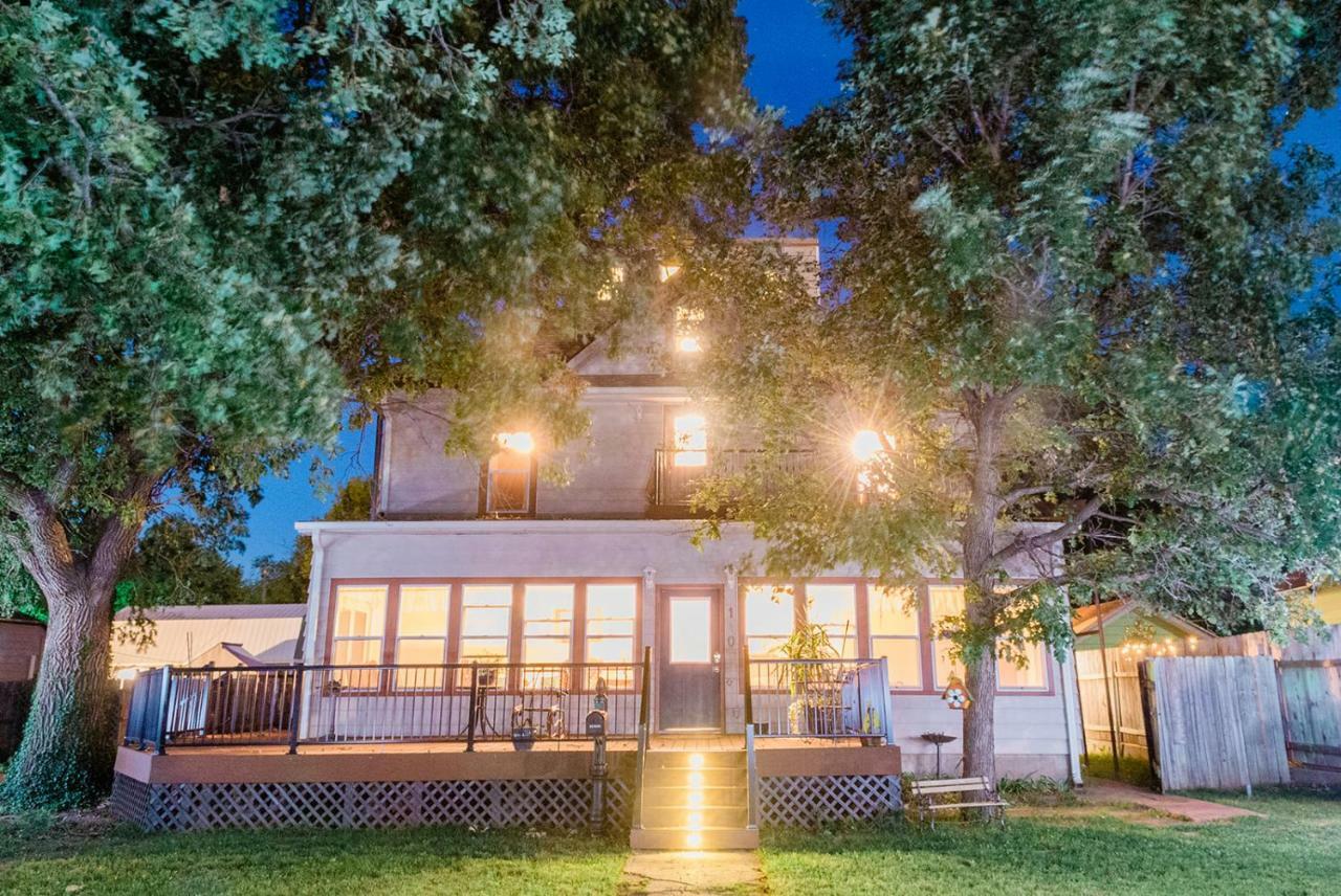Ellinwood The Wolf Manor B&B 외부 사진
